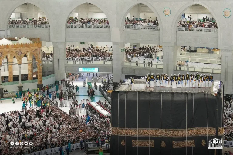 The Holy Kaaba gets its new Kiswah - stories.Saudi-Expatriates.com