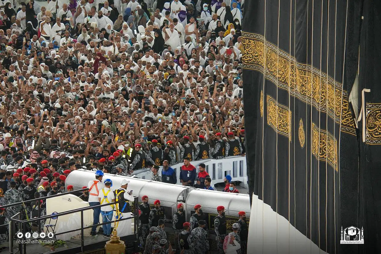 The Holy Kaaba gets its new Kiswah - stories.Saudi-Expatriates.com