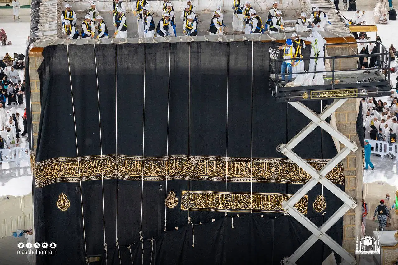 The Holy Kaaba gets its new Kiswah - stories.Saudi-Expatriates.com